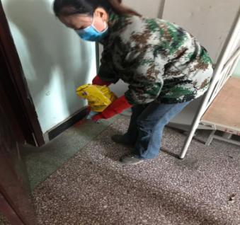 保洁阿姨们正在投放蟑螂药、老鼠药 保洁阿姨们正在投放蟑螂药、老鼠药