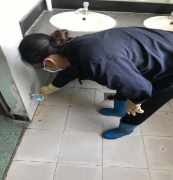 保洁阿姨正在对便池进行消毒、清洁 保洁阿姨正在对便池进行消毒、清洁