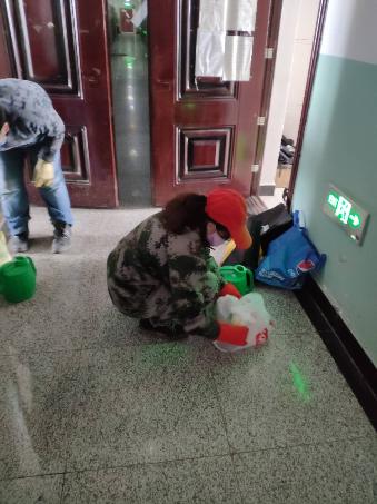 辛勤的保洁阿姨们 辛勤的保洁阿姨们